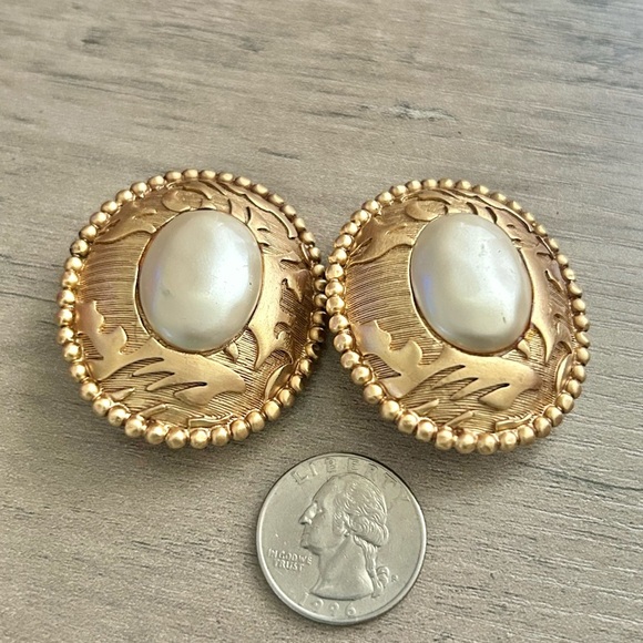 Vintage Gold and Pearl Large Clip On Earrings - Picture 5 of 5
